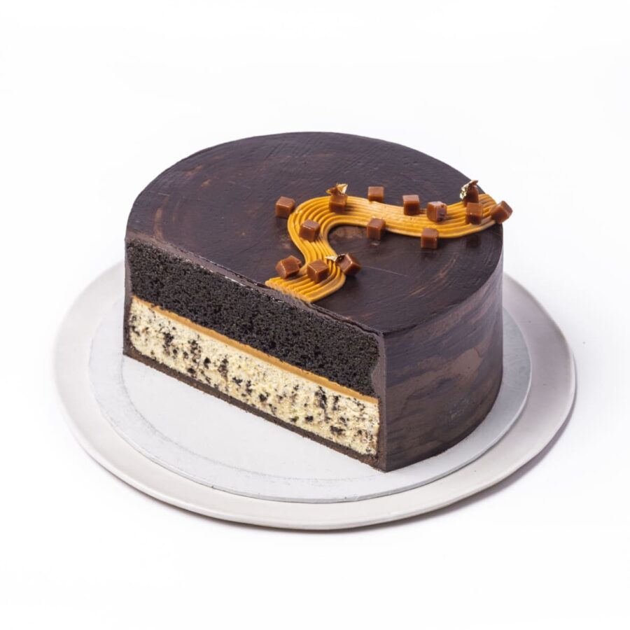 Oreo Caramel Velvet Cake